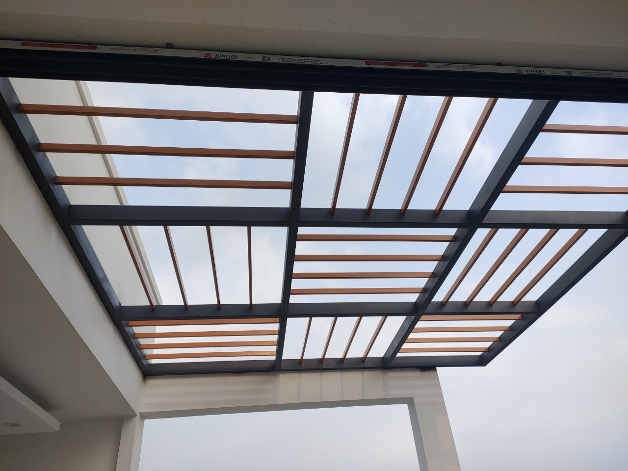 khung sắt bảo vệ giếng trời